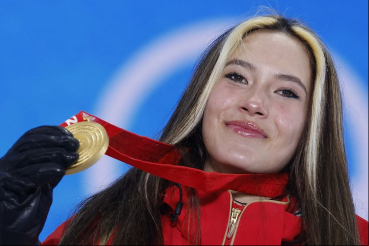 Aos 18 anos de idade, Eileen Gu se tornou a primeira atleta do esqui de estilo livre a conquistar três medalhas na mesma edição