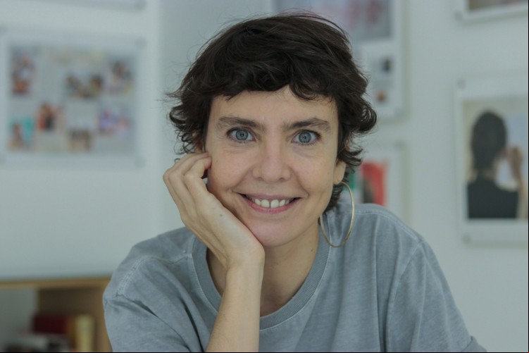 Adriana Calcanhotto durante agem por Fortaleza, em 2022