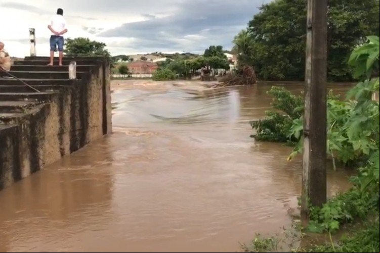 Em Lavras da Mangabeira, Rio Salgado está prestes a transbordar