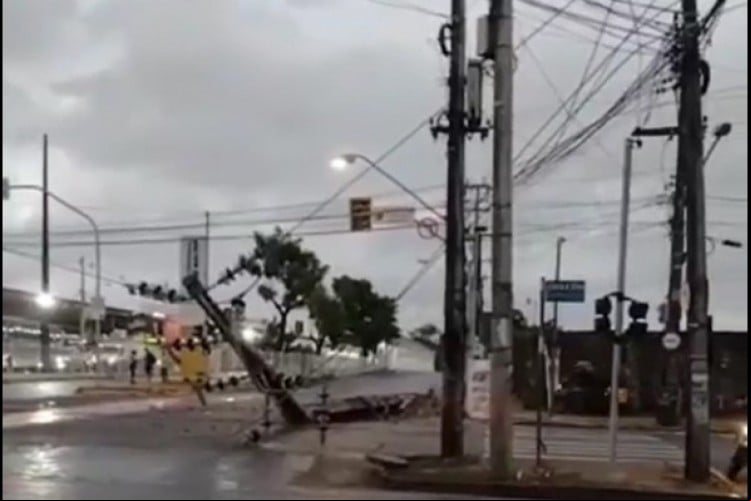 Tombamento de poste em Fortaleza causou transtornos