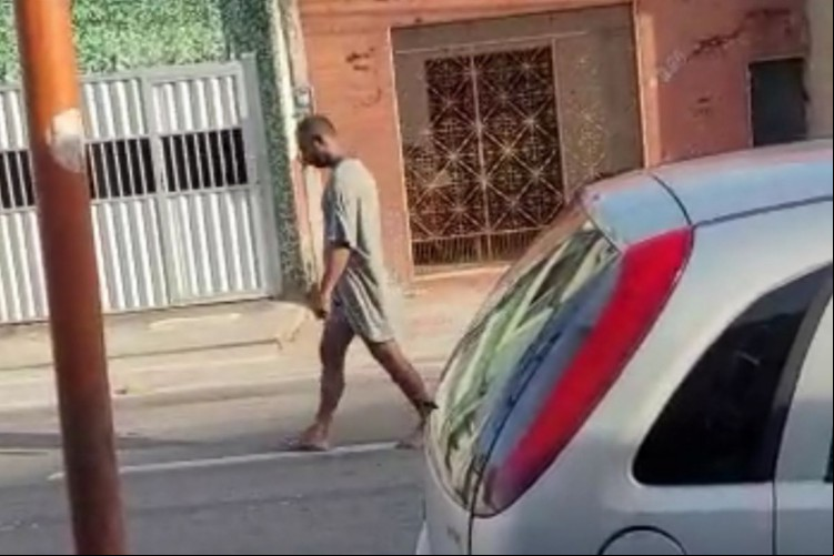 Vídeo mostra suposto atirador de policiais mortos na BR-116 andando desorientado no bairro São João do Tauape