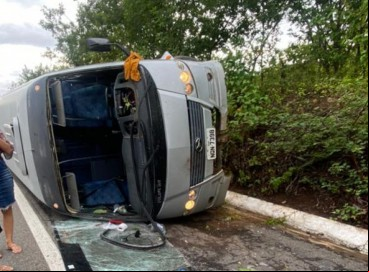 Ônibus tombou na BR-020
 