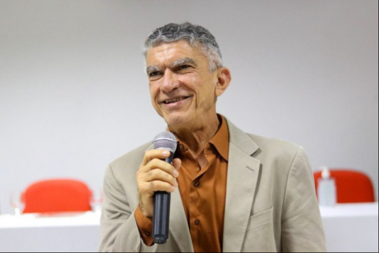 VEVEU Arruda é professor, advogado, ex-prefeito de Sobral e esposo de Izolda Cela