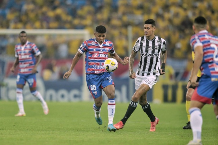 Fortaleza e Ceará se enfrentaram em Clássico-Rei válido pela 3ª rodada do Brasileirão. Na foto, Hércules e Richard disputam bola.
