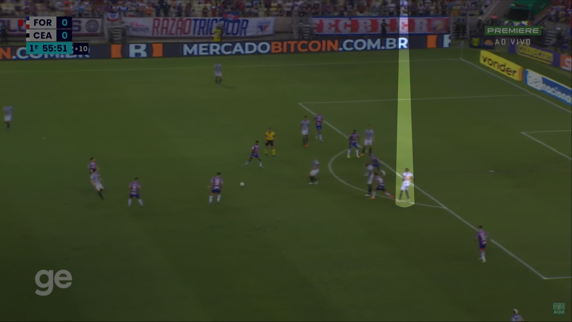 Cléber projeta o corpo em direção ao gol antes de Vina tocar na bola. 