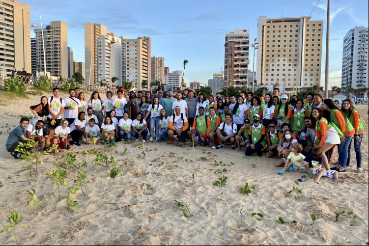 Plantio de mudas de espécies de mangue foi realizado por ambientalistas e voluntários da rede Cuca