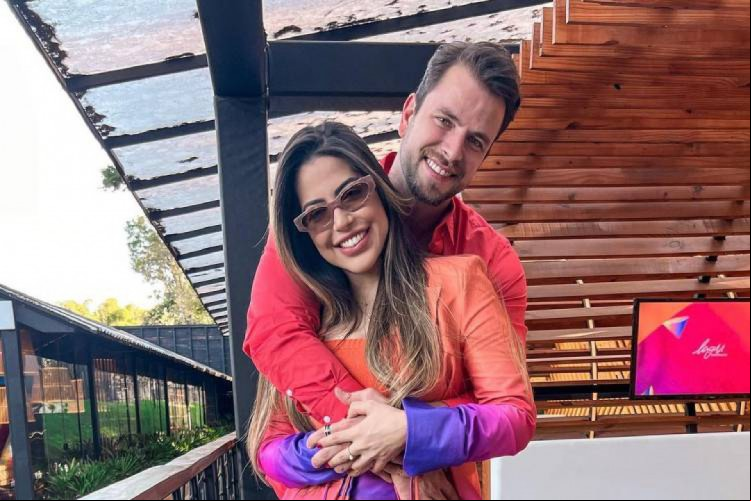 Laís Caldas e Gustavam am um mês de namoro em hospital