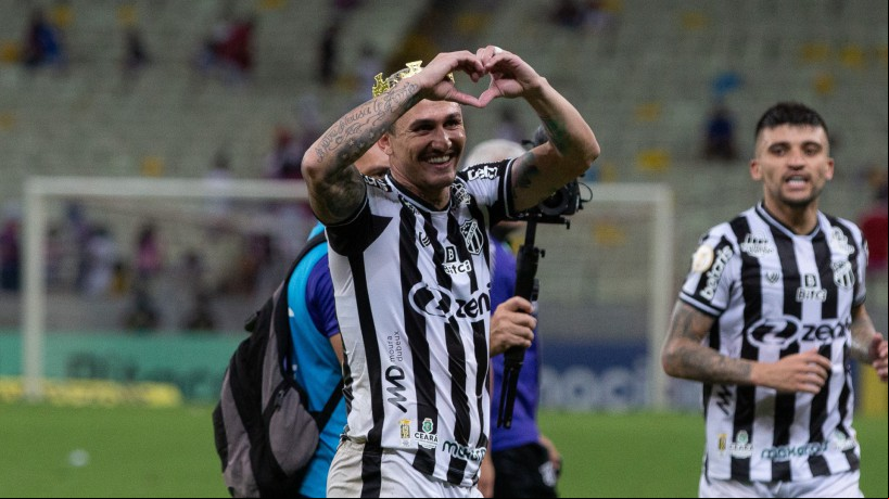 Meia Vina comemora vitória no Clássico-Rei entre Fortaleza x Ceará, na Arena Castelão, pelo Campeonato Brasileiro Série A