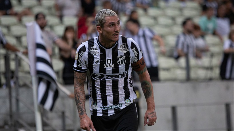 Meia Vina no jogo Ceará x Coritiba, na Arena Castelão, pelo Campeonato Brasileiro Série A