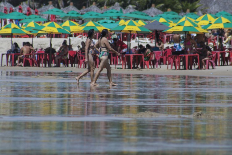 FORTALEZA, CE, BRASIL, 17.06.2022: Movimentação na Praia do Futuro na manhã dessa sexta-feira, onde no estado é ponto facultativo.
(Foto: Thais Mesquita/OPOVO)
