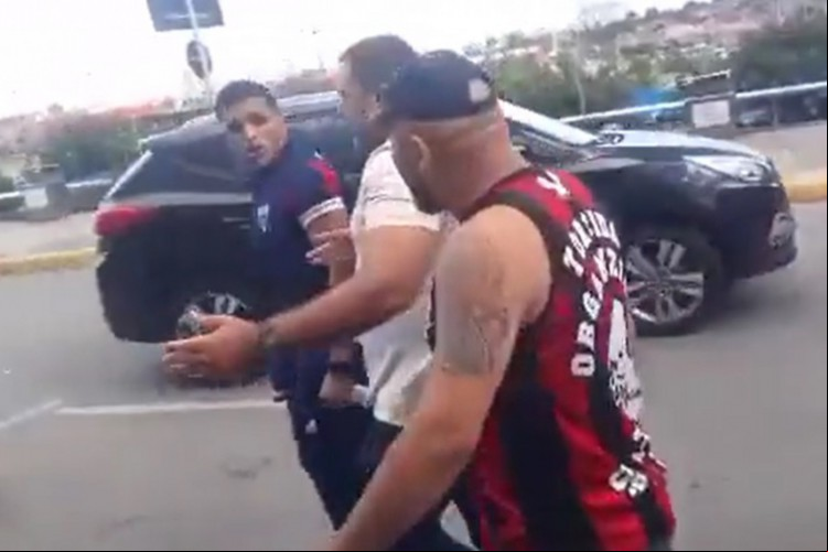 Robson foi agredido na saída do aeroporto de Fortaleza por um torcedor, com um capacete