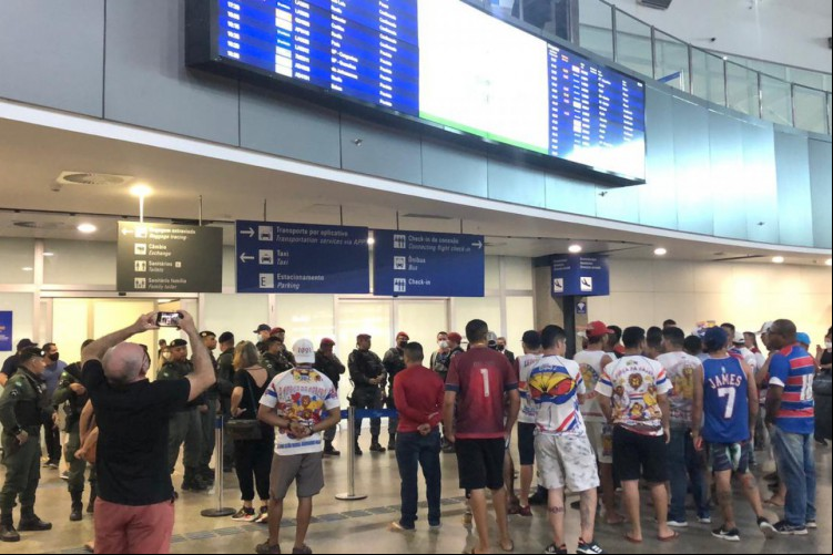 Torcedores do Fortaleza se reúnem no Aeroporto Internacional Pinto Martins para protestar contra a equipe