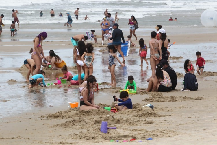 Primeiro fim de semana de julho na praia do Futuro. A maré baixa ao meio-dia forma piscininhas naturais, aproveitadas pelas famílias.