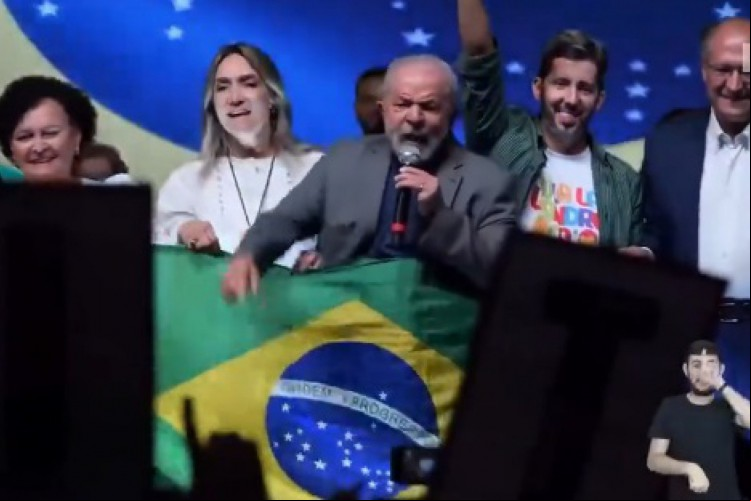 Lula afirmou que petistas e a esquerda em geral têm mais legitimidade para usar as cores nacionais do que Bolsonaro e seguidores