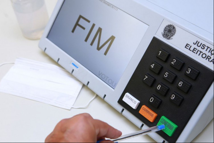 Proibição de celulares na cabine de votação tem o objetivo de manter sigilo do voto, disse o TSE