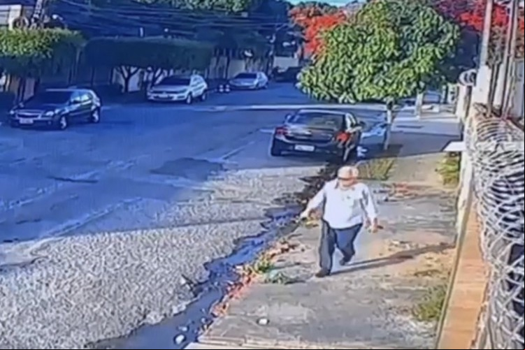 Imagens de uma câmera de segurança mostram o momento em que o promotor de Justiça Ricardo Memória, 66 anos, chega e sai da residência em que matou o idoso Durval César Leite, 72, em Fortaleza