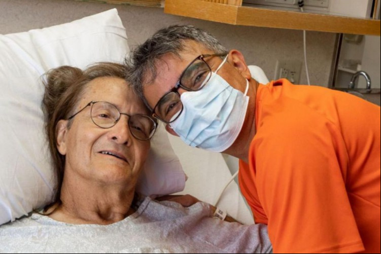 Em junho deste ano, Djamali teve finalmente seu rim direito removido e transplantado para John, que no mesmo momento, começou a funcionar