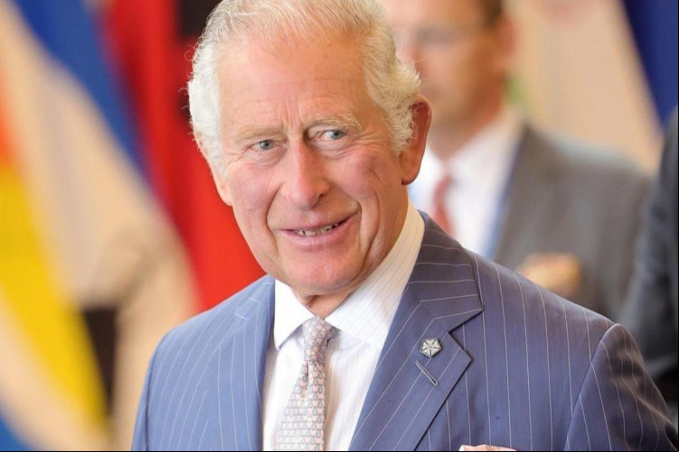 Charles se torna rei de acordo com linha sucessória da Inglaterra, após morte da Rainha Elizabeth