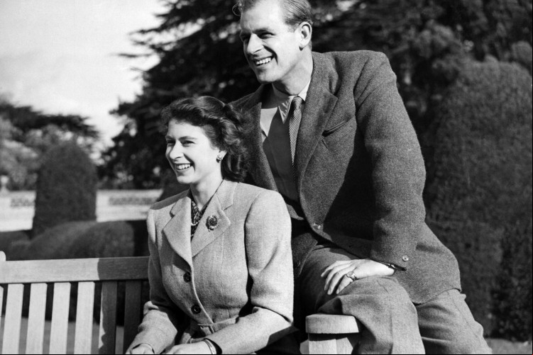 Foto de 1947 mostra Elizabeth e seu marido Philip, com quem teve seus filhos; confira história de vida da rainha