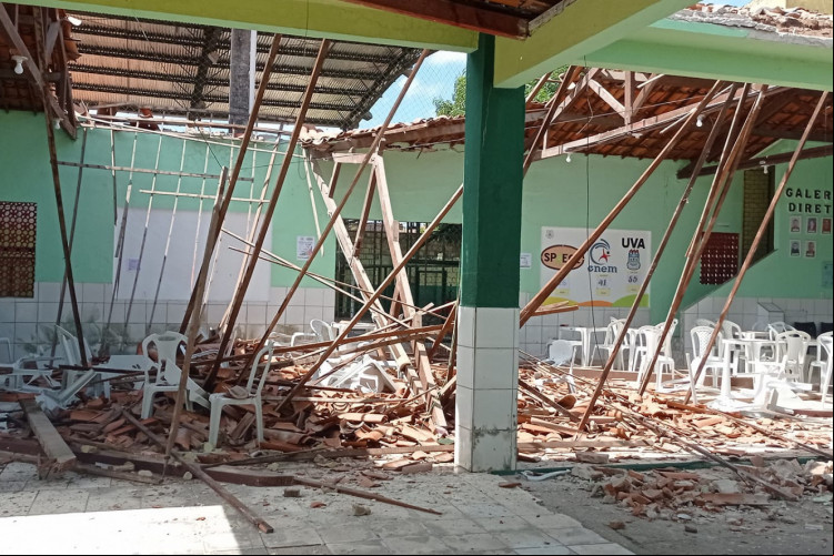 Teto do refeitório da Escola Estadual Vilebaldo Aguiar, em Coreaú, desabou na manhã desta terça-feira, 4 de outubro