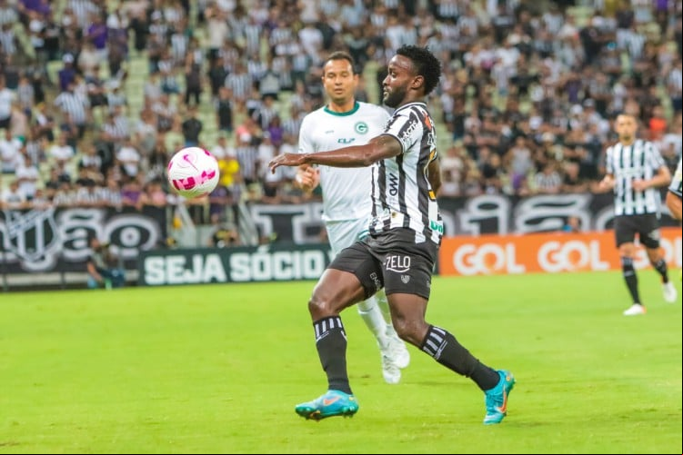 Ceará e Goiás se enfrentaram na Arena Castelão em jogo válido pela 30ª rodada do Brasileirão. Na foto, Mendoza na disputa de bola.