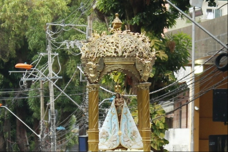 Imagem da santa Nossa Senhora de Nazaré é levada pelos fiéis no grande evento religioso do Pará