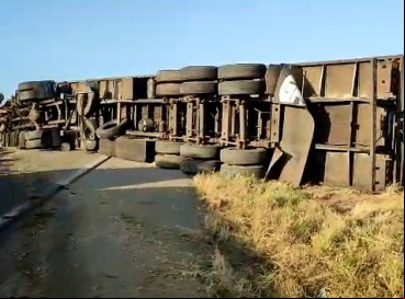 Com a colisão, carro ficou destruído, e carreta tombou na pista; houve derramamento de óleo e tráfego foi bloqueado 
