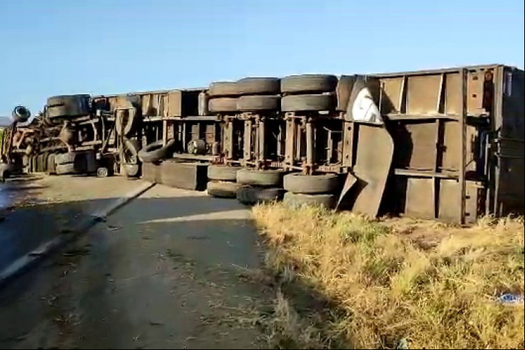 Com a colisão, carro ficou destruído, e carreta tombou na pista; houve derramamento de óleo e tráfego foi bloqueado