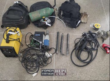 PMs encontraram dentro da agência bancárias diversos equipamentos utilizados para arrombar caixas eletrônicas 