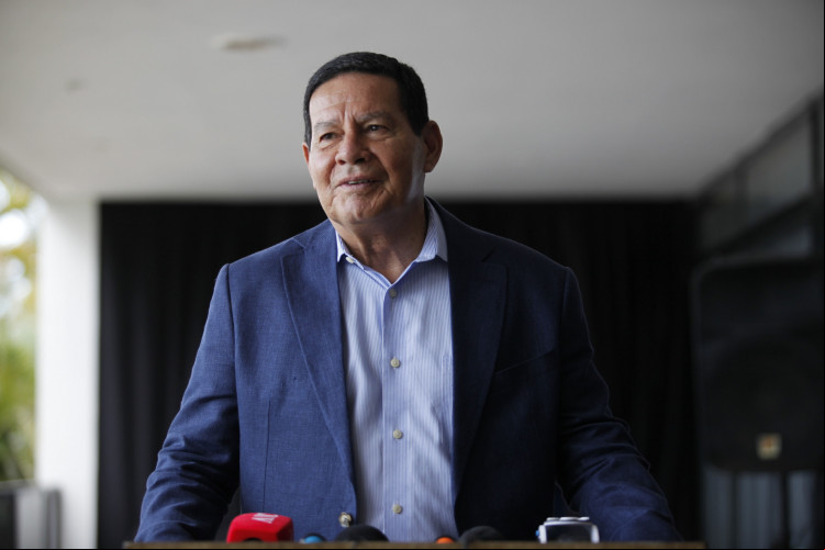 O vice-presidente Mourão substituiu Bolsonaro em evento com embaixadores no Brasil