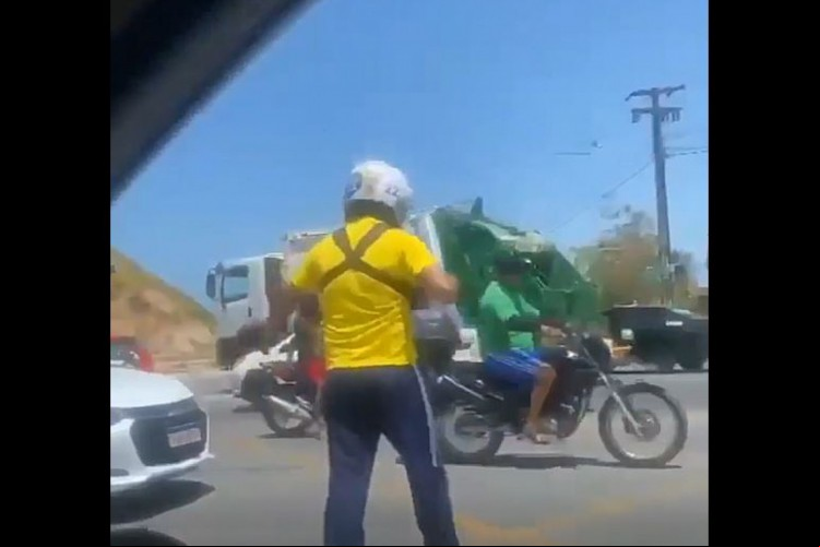 Apoiador saca arma e bate boca com eleitores de Lula