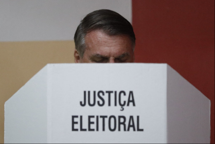 Presidente Jair Bolsonaro na cabine de votação