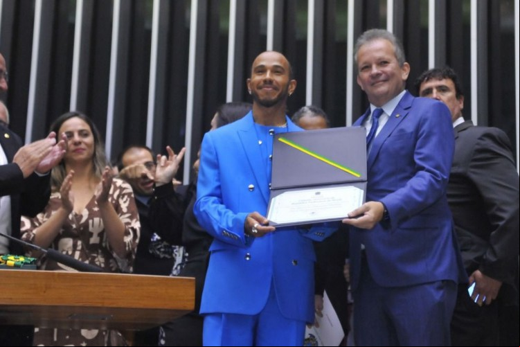 Lewis Hamilton é homenageado pelo deputado federal cearense André Figueiredo Lewis Hamilton é homenageado pelo deputado federal cearense André Figueiredo