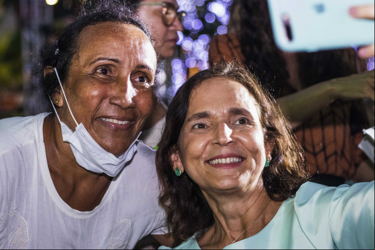  Izolda participou da abertura do Natal de Luz, na Praça do Ferreira, na noite desta sexta-feira, 18