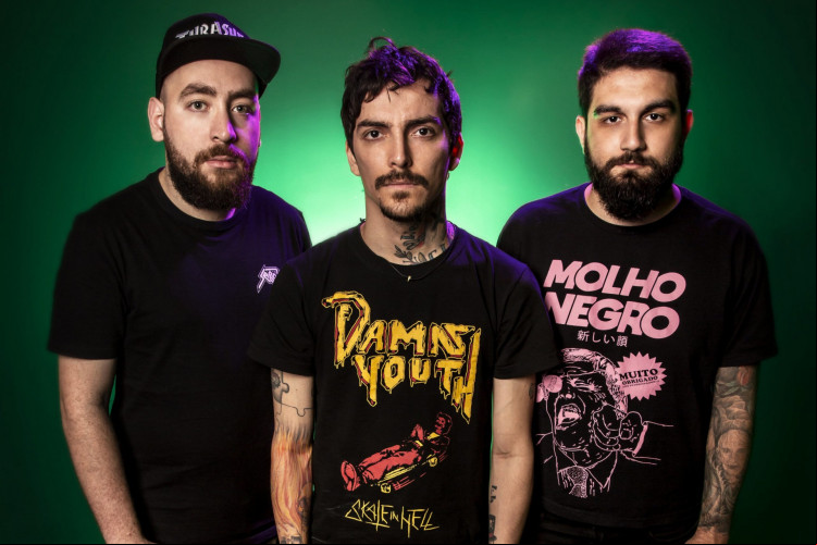 A banda Surra conta com Leo Mesquita (guitarra e voz), Guilherme Elias (baixo e voz) e Victor Miranda (bateria)