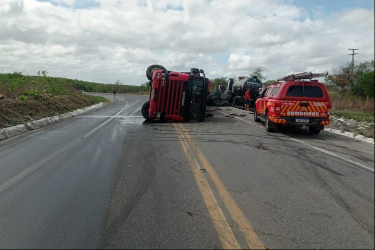 Acidente envolvendo dois caminhões e uma motocicleta, em Forquilha
