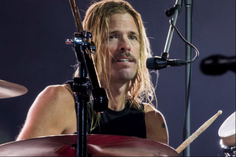 Taylor Hawkins foi um dos famosos que morreram em 2022