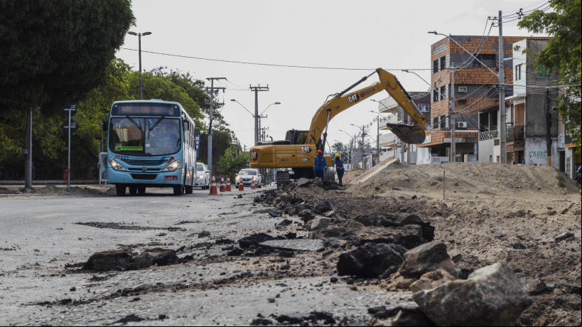 FORTALEZA, CEARÁ, 15-12-2022: Obras de troca do asfalto para tijolos intertravado, na Avenida Sargento Hermínio. (Foto: Fernanda Barros/ O Povo)