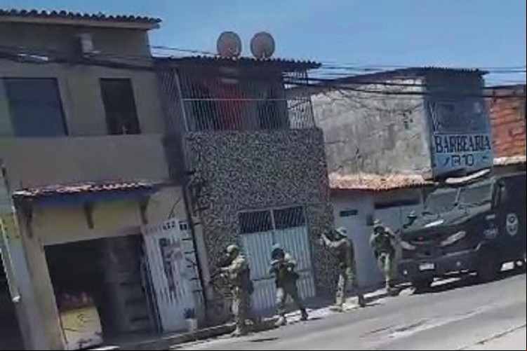 Moradores registraram a operação da Polícia Civil que cumpriu os três mandados de prisão contra suspeitos de matar Antônio Thiago Andrade de Alencar Magalhães
