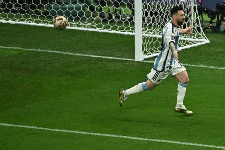 Lionel Messi comemorando um dos gols marcados na final da Copa do Mundo contra a França