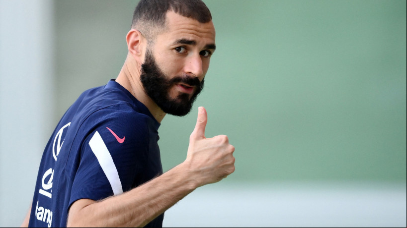 Nesta foto de arquivo tirada em 8 de outubro de 2021, o atacante francês Karim Benzema reage após um treino no estádio Olímpico de Turim, dois dias antes da final da Liga das Nações da UEFA entre Espanha e França. Em 19 de dezembro de 2022, Benzema anunciou em uma postagem no Twitter que encerraria a carreira internacional com a França. 