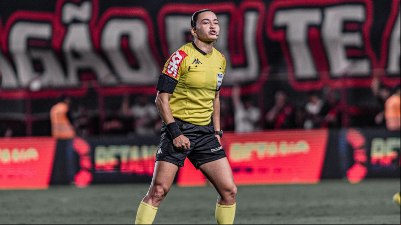 Árbitra Edina Alves no jogo Atlético-GO x Internacional, no Antônio Accioly, pelo Campeonato Brasileiro Série A 2022