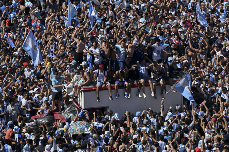 Seleção argentina e torcida festejam o título mundial no centro de Buenos Aires