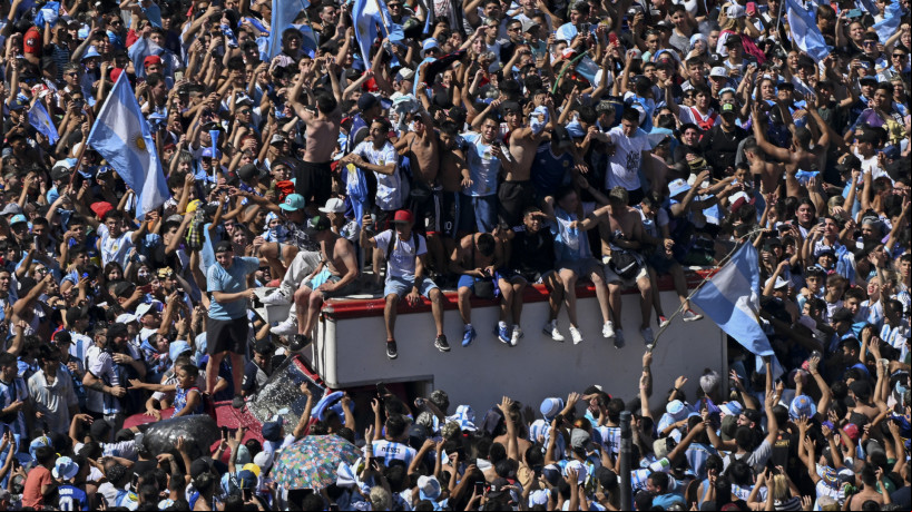Seleção argentina e torcida festejam o título mundial no centro de Buenos Aires 