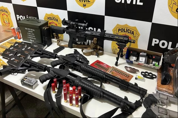 Armas apreendidas em posse de homem preso por acusação de armar bomba perto do Aeroporto de Brasília