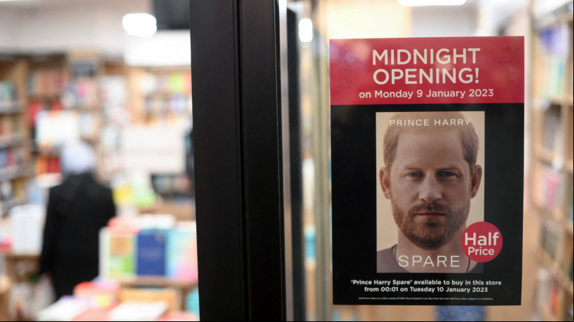 Um pôster anunciando a próxima publicação do livro 'Spare' do príncipe britânico Harry, duque de Sussex, é retratado na vitrine de uma livraria em Londres em 6 de janeiro de 2023. A autobiografia do príncipe Harry,