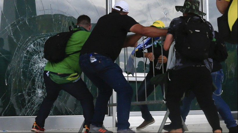  Vândalos quebram fachada do Palácio do Planalto em 8 de janeiro de 2023
