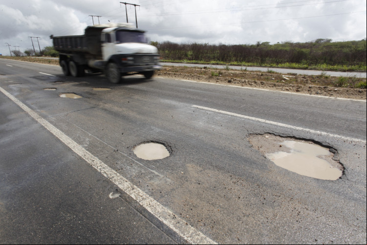 TRECHO com buracos na rodovia CE-060, km 33 entre Pacatuba e Redenção