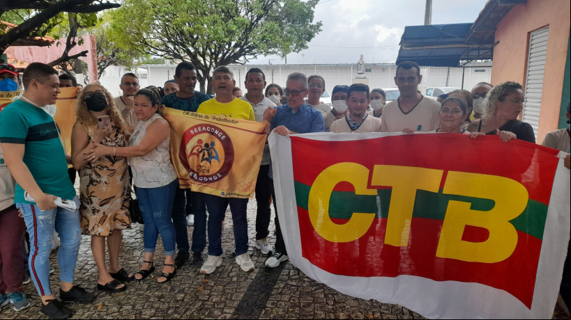 Trabalhadores terceirizados do Hospital Municipal de Caucaia protestam contra salários atrasados