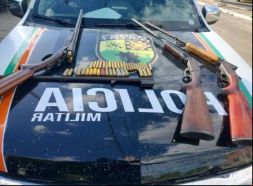 Os suspeitos se locomoviam em duas motocicletas quando foram avistados pelos policiais  